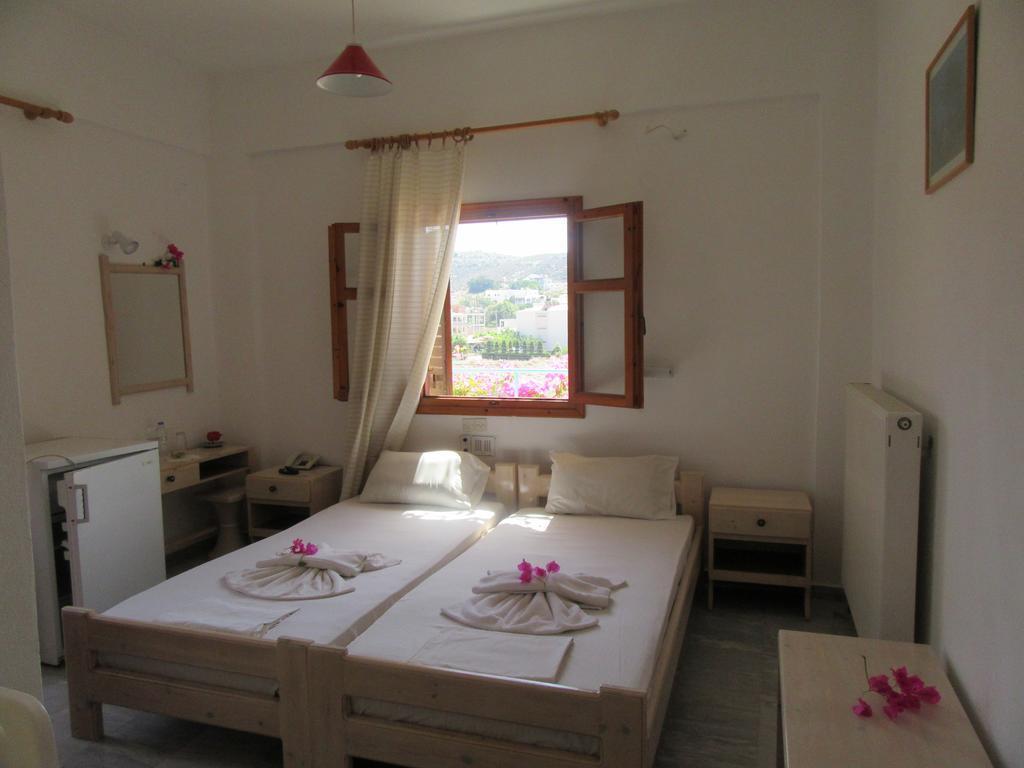 Knossos Hotel Каламаки Екстериор снимка